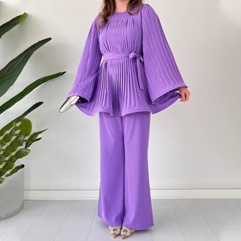 Zweiteiliger Anzug aus plissiertem Stoff