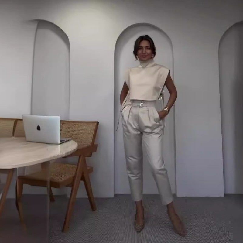 Trendy Fashion Outfits für Damen mit kurzem Oberteil mit hohem Halsausschnitt und 3/4-langer Hose mit hoher Taille